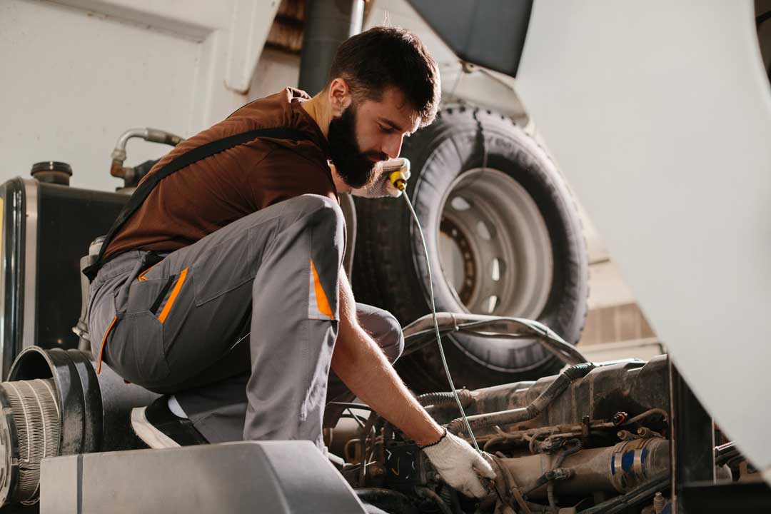 Mécanicien travaillant sous un camion